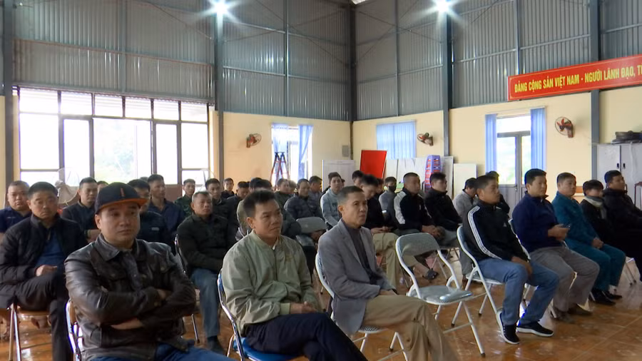 Người dân xã Bắc Yên, tỉnh Sơn La dự buổi tuyên truyền phổ biến, giáo dục pháp luật khi tham gia giao thông.