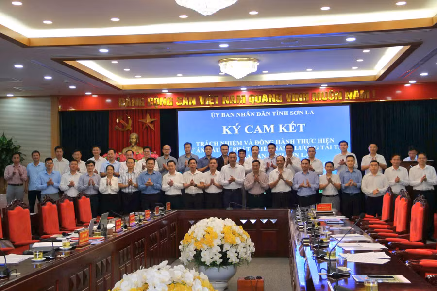Các đại biểu tham dự lễ ký cam kết.