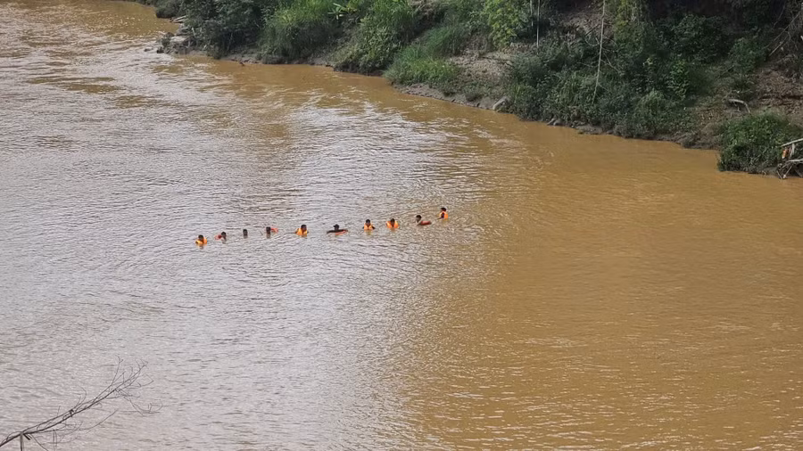 Trời mưa những ngày qua khiến mực nước sông Mã dâng cao và chảy xiết.