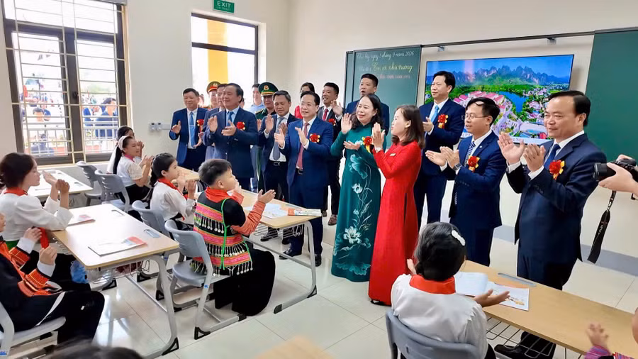 Phó Chủ tịch nước Võ Thị Ánh Xuân cùng các đại biểu tham quan phòng học tại trường liên cấp Yên Sơn.