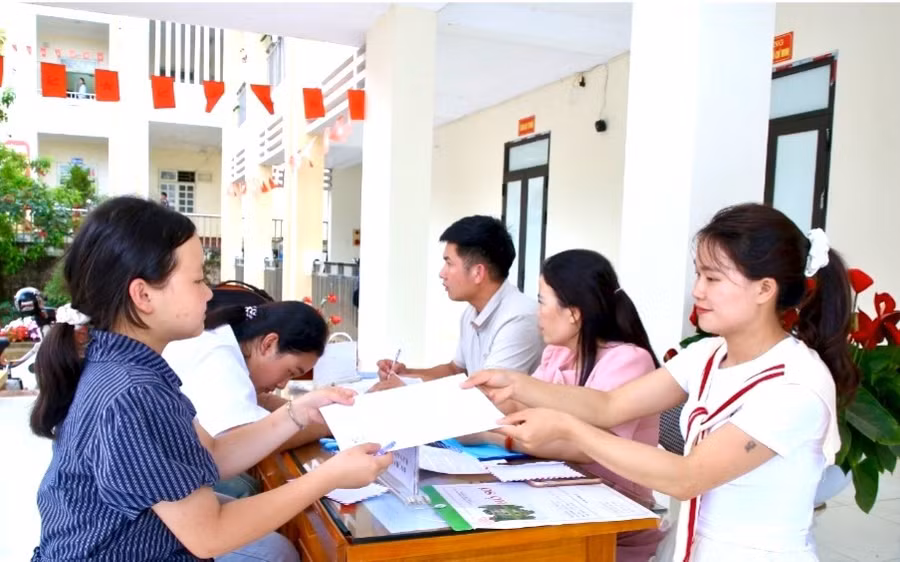 Học sinh làm thủ tục đăng ký thi.