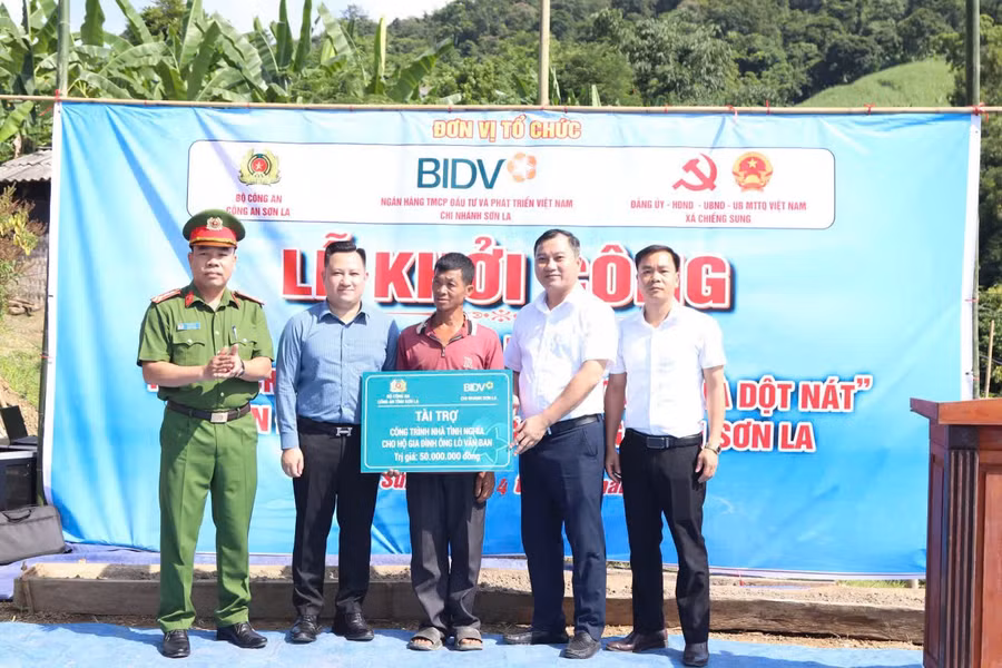 Đơn vị tài trợ cùng chính quyền địa phương trao kinh phí xây dựng nhà cho gia đình ông Lò Văn Ban, bản Nhất Bó Lạnh.