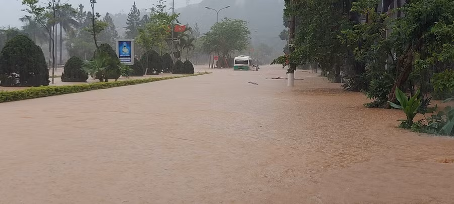 Mưa lớn gây ngập sâu tuyến đường Trung tâm huyện Quỳnh Nhai cũ (ngày 15/7/2023).