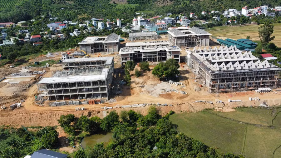 Trường học liên cấp xã Chiềng Khương đang được các nhà thầu đẩy nhanh tiến độ xây dựng.