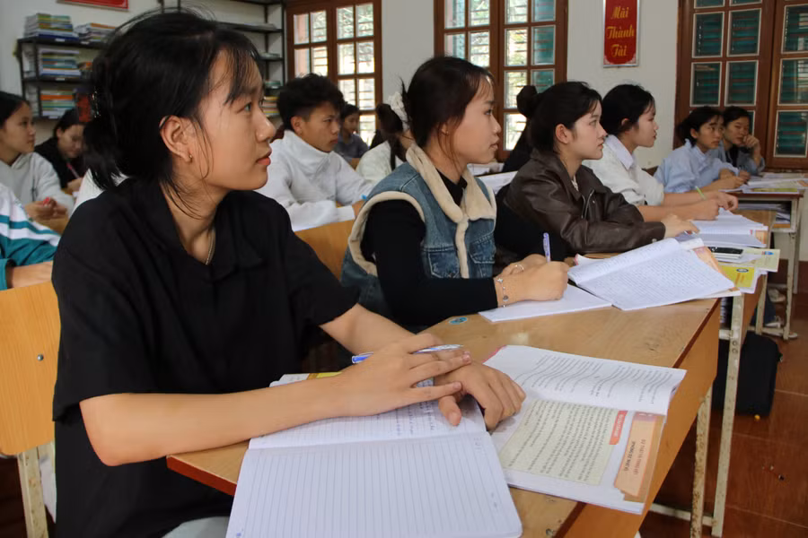 Học sinh Trường PTDT Nội trú THCS & THPT Bắc Yên trong một tiết học. img-9380.jpg