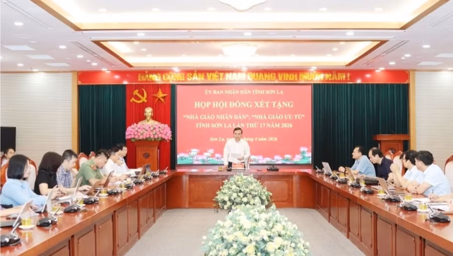Các thành viên Hội đồng xét tặng danh hiệu thảo luận, đề nghị xét tặng danh hiệu “Nhà giáo ưu tú” cho 44 giáo viên.