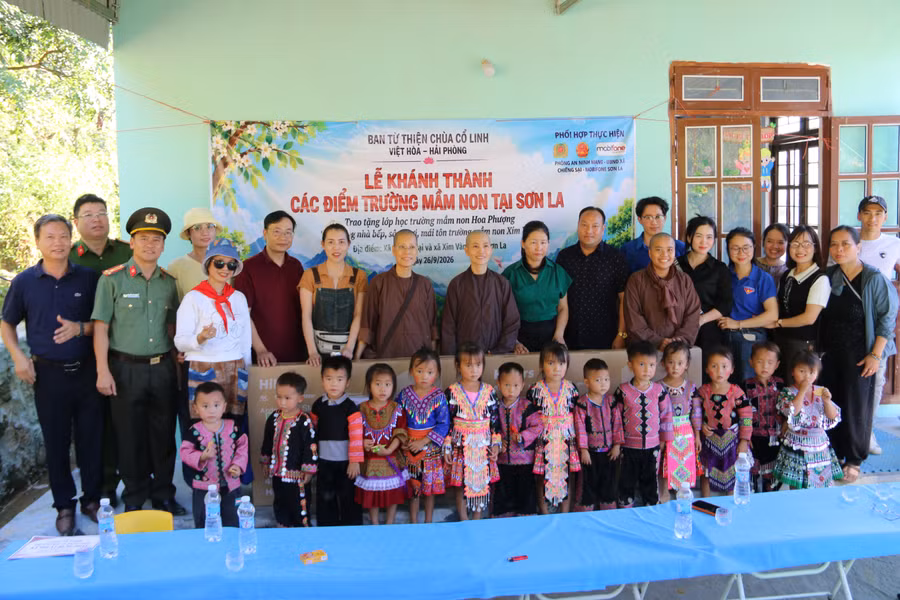 Các nhà hảo tâm, chính quyền địa phương và học sinh chụp ảnh lưu niệm tại Điểm trường Mầm non Nặm Lin.