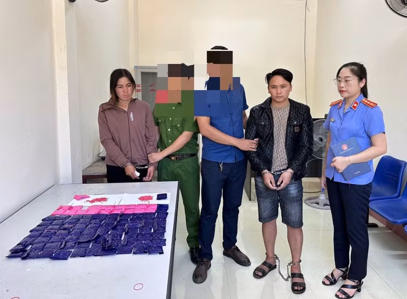 Cặp vợ chồng mua bán trái phép chất ma túy tại cơ quan Công an.