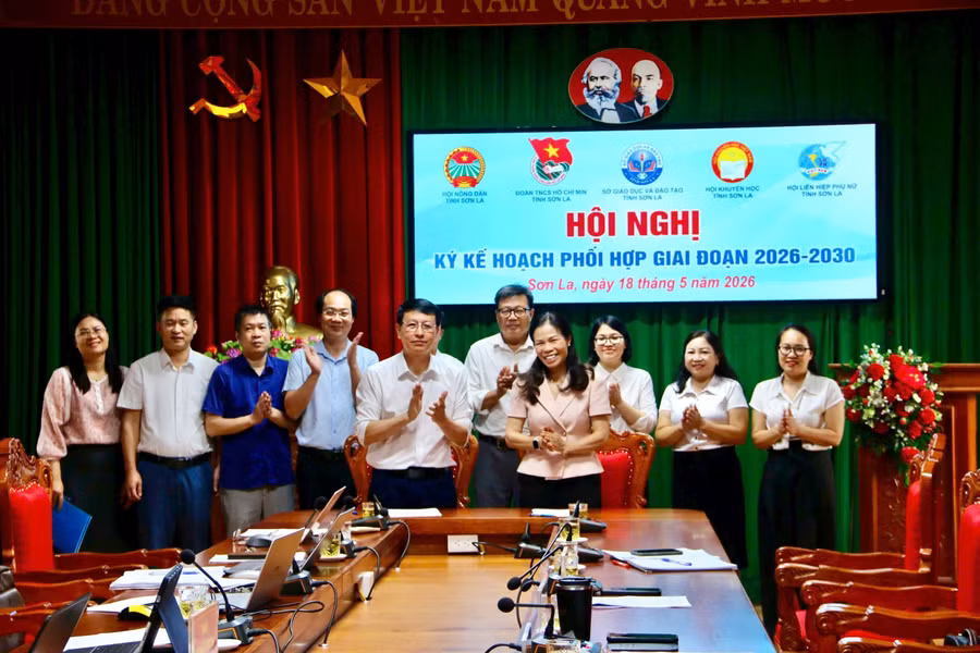 Các đại biểu chụp ảnh lưu niệm.