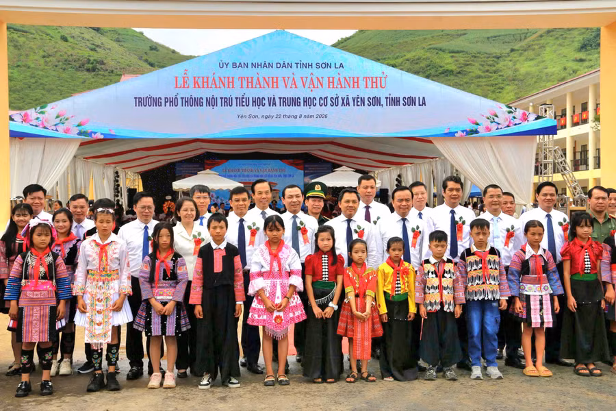 thay-tro-vui-mung-co-truong-hoc-4.jpg
