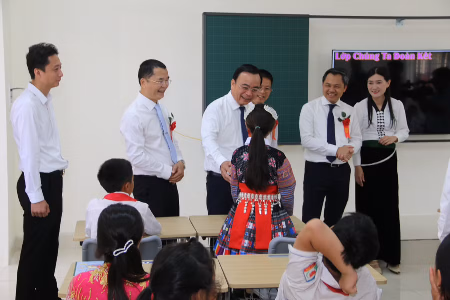 Lãnh đạo tỉnh Sơn La thăm lớp học mới tại Trường Phổ thông nội trú Tiểu học và THCS xã Yên Sơn.