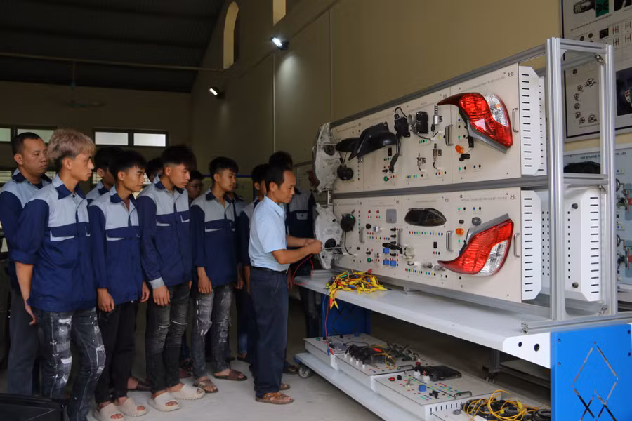 Giảng viên Trường Cao đẳng Kỹ thuật Công nghệ Sơn La hướng dẫn sinh viên thực hành trên mô hình ô tô.