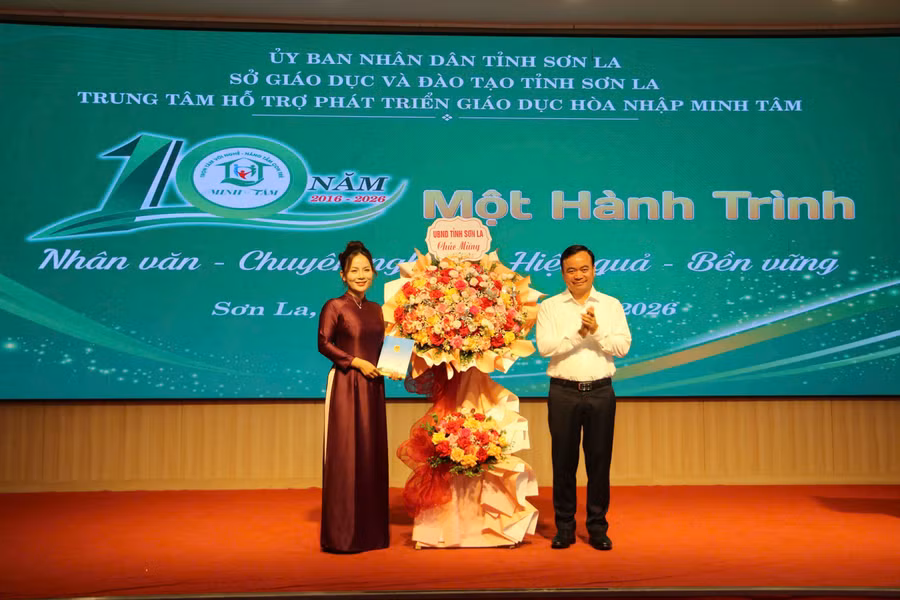 Ông Hà Trung Chiến, Phó Chủ tịch Thường trực UBND tỉnh Sơn La tặng hoa chúc mừng Trung tâm Minh Tâm.