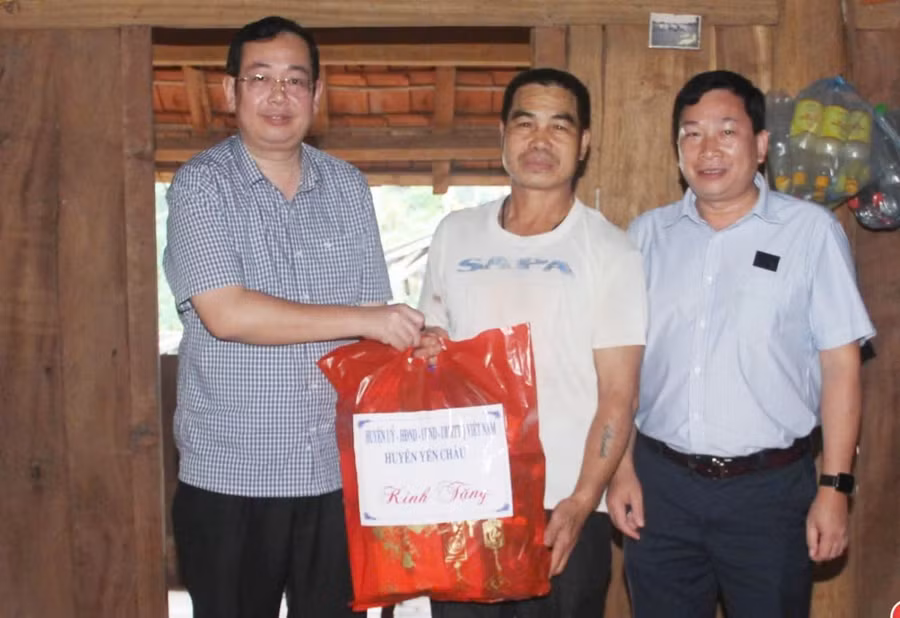 Lãnh đạo huyện Yên Châu thăm, tặng quà thương binh Hoàng Văn Nọi, bản Đông Tấu.
