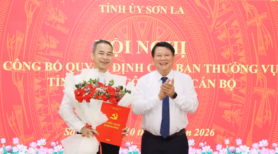 Ông Lò Minh Hùng, Phó Bí thư Thường trực Tỉnh ủy Sơn La (người bên phải) trao Quyết định và tặng hoa chúc mừng ông Huỳnh Minh Tuấn.