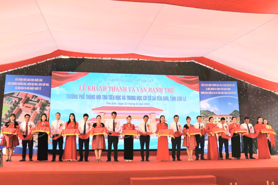 Các đại biểu cắt băng khánh thành công trình trường học xã Yên Sơn.