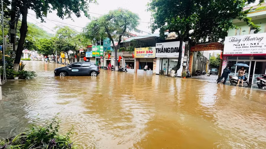 Đường Nguyễn Lương Bằng, thành phố Sơn La bị ngập sâu.