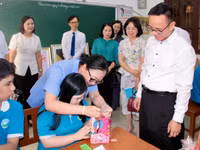 Thứ trưởng Nguyễn Thị Quyên Thanh thăm và tặng quà cho học trò Trường Giáo dục chuyên biệt Hải Phòng.