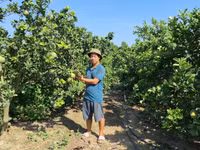 Nông dân Hải Phòng phấn khởi "khoe" thành quả phát triển kinh tế gia đình.
