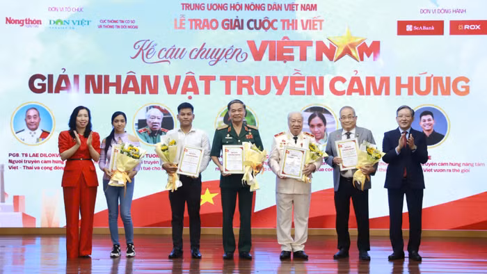 Trao giải Cuộc thi viết Kể câu chuyện Việt Nam.