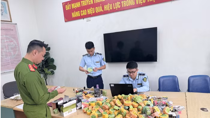 Cơ quan chức năng bắt giữ thuốc lá điện tử.(Ảnh: QLTT Hà Nội).