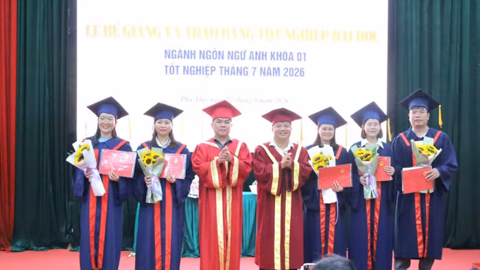 Tân cử nhân Ngôn ngữ Anh được trao bằng tốt nghiệp tại Trung tâm GDTX Vĩnh Phúc.