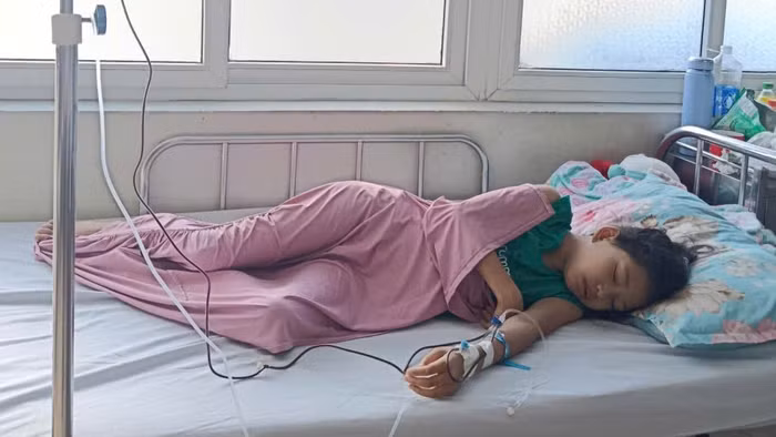 Cô bé mồ côi cả cha lẫn mẹ đang phải chống chọi với bạo bệnh.
