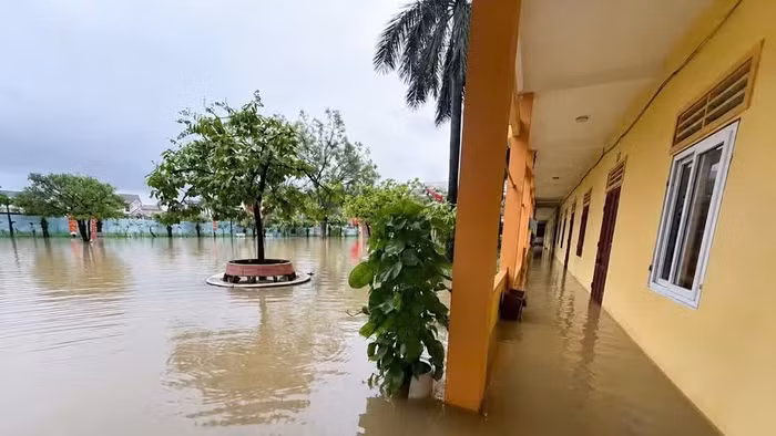 Mưa lớn gây ngập tại Trường Tiểu học Hoàng Mai 1.