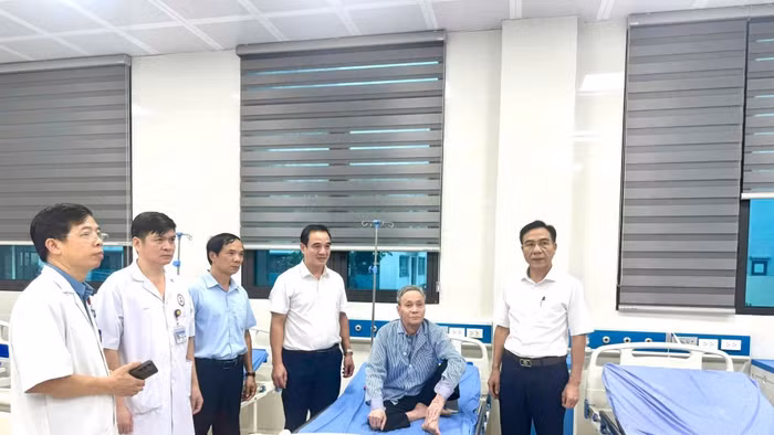 Tiến sĩ Lê Hồng Trung - Giám đốc Sở Y tế Phú Thọ (bìa phải) thăm hỏi tình hình sức khỏe người bệnh.