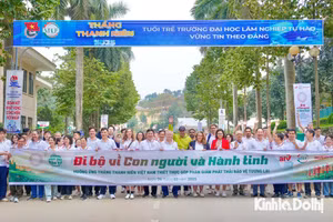 Hơn 1.000 người tham gia 'Đi bộ vì Con người và Hành tinh'