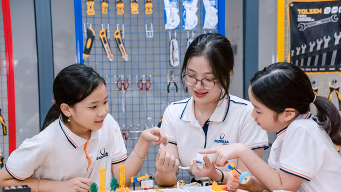 Cô trò Phenikaa School trong một hoạt động giáo dục STEM.