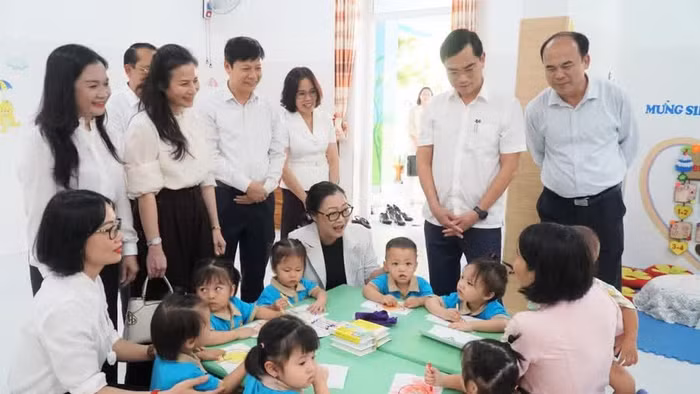 Đoàn công tác Bộ GD&ĐT kiểm tra công tác chuẩn bị, tổ chức triển khai nhiệm vụ đầu năm học 2026-2027 tại Nghệ An. Ảnh: Hồ Lài