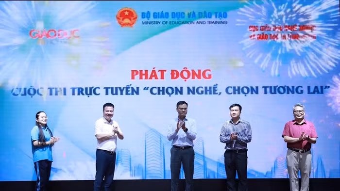 Các đại biểu phát động Cuộc thi trực tuyến “Chọn nghề, chọn tương lai” năm 2026.