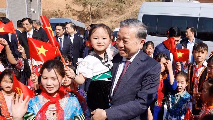Tổng Bí thư, Chủ tịch nước Tô Lâm và các học sinh Trường Phổ thông nội trú liên cấp Tiểu học và THCS Si Pa Phìn (Ảnh: Thống Nhất/TTXVN).