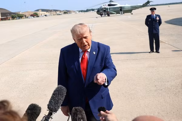 Tổng thống Trump phản ứng trước tin Mỹ thiếu tên lửa, hoãn tấn công Iran