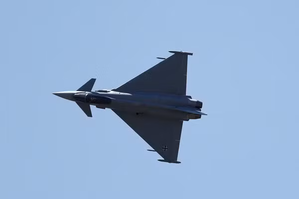 Một máy bay Eurofighter Typhoon của Không quân Đức trong một màn trình diễn trên không tại Triển lãm Hàng không Quốc tế Paris lần thứ 55 tại Sân bay Le Bourget gần Paris, Pháp.
