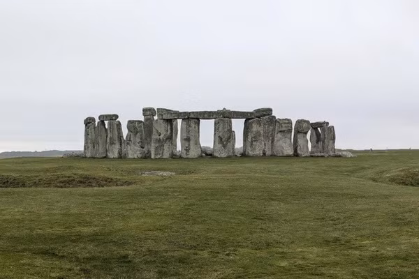 Các nhà khoa học đã giải mã được bí ẩn về hố Stonehenge. Ảnh: BROKER/PHILLIP NEFF - Getty Images