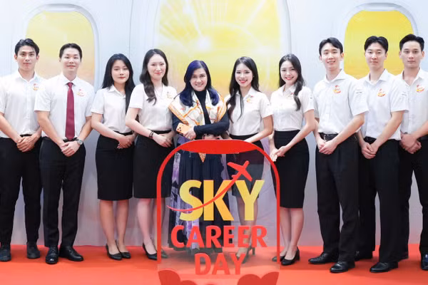 Phó Chủ tịch HĐQT, Phó tổng giám đốc tài chính Vietjet Hồ Ngọc Yến Phương (giữa) chào mừng các ứng viên đến với ngày hội tại TP.HCM.