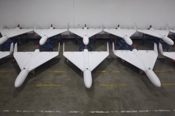 Một đội drone Arrowhead xếp hàng tại một cơ sở. Ảnh: Griffon Aerospace