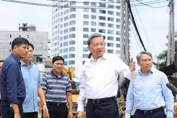 Tổng Bí thư, Chủ tịch nước Tô Lâm kiểm tra thực địa tại Dự án đầu tư xây dựng đường Vành đai 1 (đoạn Hoàng Cầu - Voi Phục) - Ảnh: TTXVN