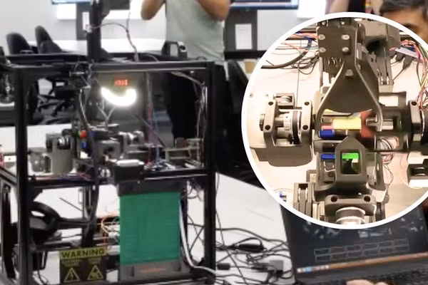 Robot được xây dựng quanh một khung trung tâm giữ khối Rubik cố định.