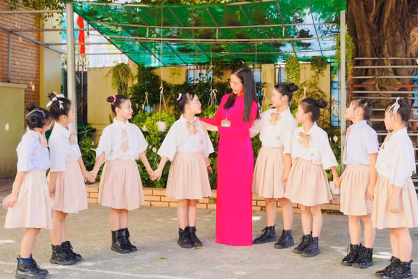 Cô giáo Mạc Thị Thanh Như luôn gần gũi, đồng hành và tạo môi trường học tập thân thiện cho học sinh.