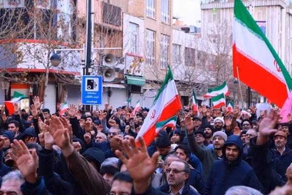 Người Iran xuống đường lên án bạo loạn.