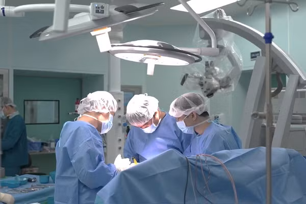 Các bác sĩ thực hiện phẫu thuật cho bệnh nhi.