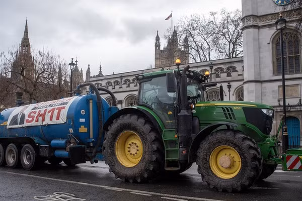 Một chiếc máy kéo chạy quanh Quảng trường Quốc hội trong cuộc biểu tình ở London, ngày 11/2.