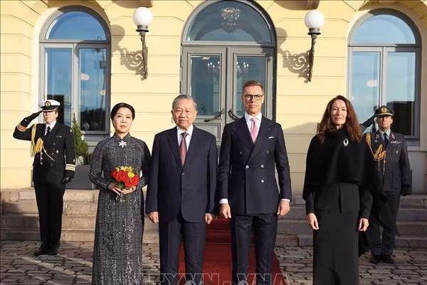 Tổng thống Cộng hòa Phần Lan Alexander Stubb và Phu nhân chủ trì Lễ đón chính thức Tổng Bí thư Tô Lâm và Phu nhân thăm chính thức Cộng hòa Phần Lan. Ảnh: Thống Nhất/ TTXVN 