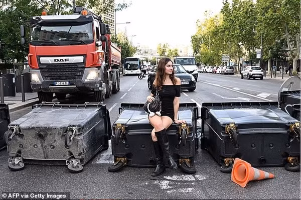 Xe buýt cháy, rào chắn bốc lửa, 80.000 cảnh sát Pháp căng mình đối phó hỗn loạn