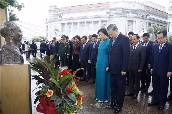Tổng Bí thư, Chủ tịch nước dâng hoa trước tượng Chủ tịch Hồ Chí Minh tại Singapore