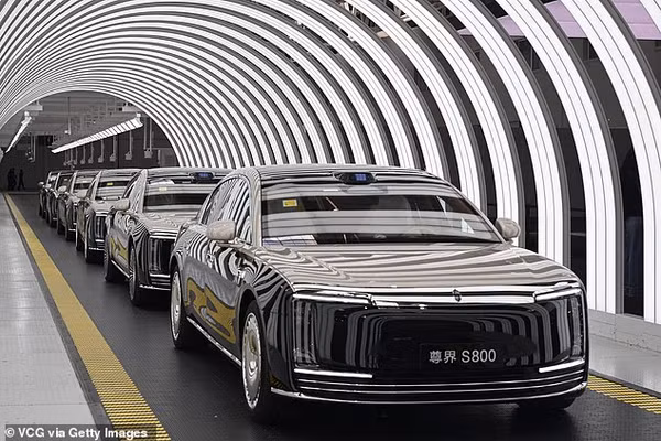 Câu trả lời của Trung Quốc cho Rolls-Royce bằng chiếc xe dát vàng 130.000 USD