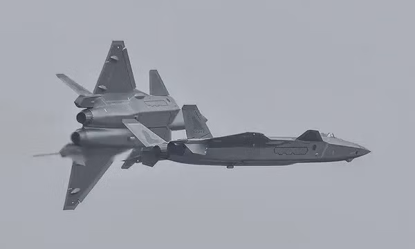 Tiêm kích tàng hình J-20 ‘Mighty Dragon’ lần đầu trình diện trước công chúng